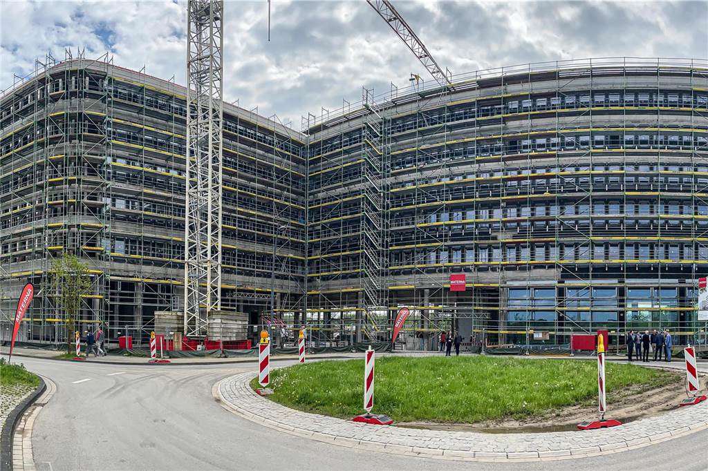 Neue Unternehmenszentrale von Materna wird Hingucker auf Phoenix-West Fünf- bis sechsgeschossig ist der Neubau der Materna Gruppe auf Phoenix-West in Dortmund. 1900 Beschäftigte sollen hier in Zukunft arbeiten. Ihnen bietet die Firmenzentrale nicht nur moderne Büros, sondern auch attraktive Flächen zur Begegnung sowie ein Restaurant und einen Sportraum.