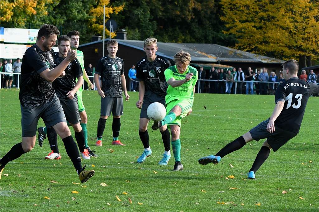 SV Bausenhagen dreht gegen PSV Bork das Spiel: Alexander Erdmann avanciert zum Matchwinner Fünf Borker können Bausenhagens Yannick Pfahl nicht vom Schuss abhalten.