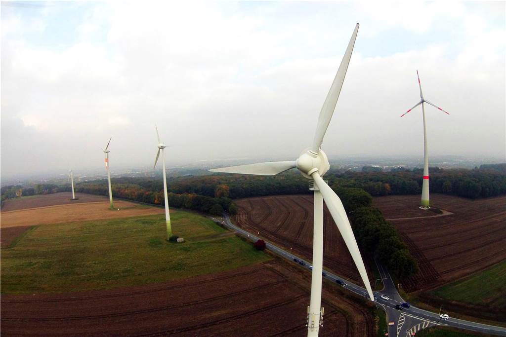 Einbrüche in Windkraftanlagen: Sind das Kletterer aus der Roofer-Szene? Fünf der sechs Windkraftanlagen auf dem Schweriner Berg: Sie sind weithin zu sehen für diejenigen, die von der Autobahn A45 kommen. Solch einen Anblick aus der Luft bekommt man nur mit einem Copter (Drohne) oder wenn man auf die Gondeln klettert.