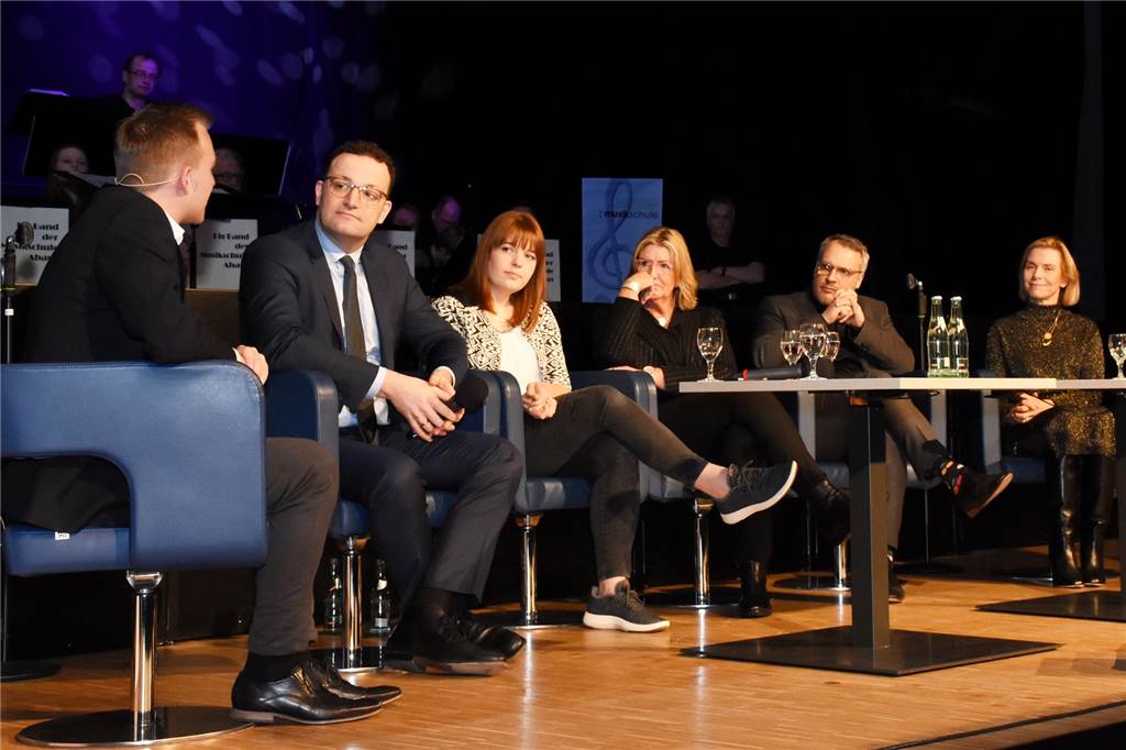 Viele Fotos: Ahauser Neujahrsempfang mit Sekt, neuem Image-Video und Spahn-Komplimenten Fünf Gäste gaben auf der Bühne Einblicke in verschiedene Bereiche der Stadt Ahaus.