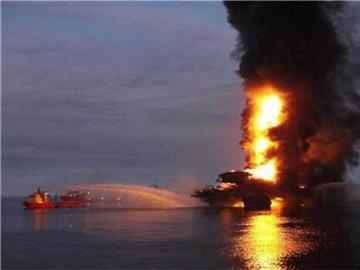 Fünf Jahre nach der «Deepwater Horizon»-Katastrophe explodiert erneut eine Bohrinsel im Golf von Mexiko. Foto: Diario Presente/Xinhua/ZUMA Wire