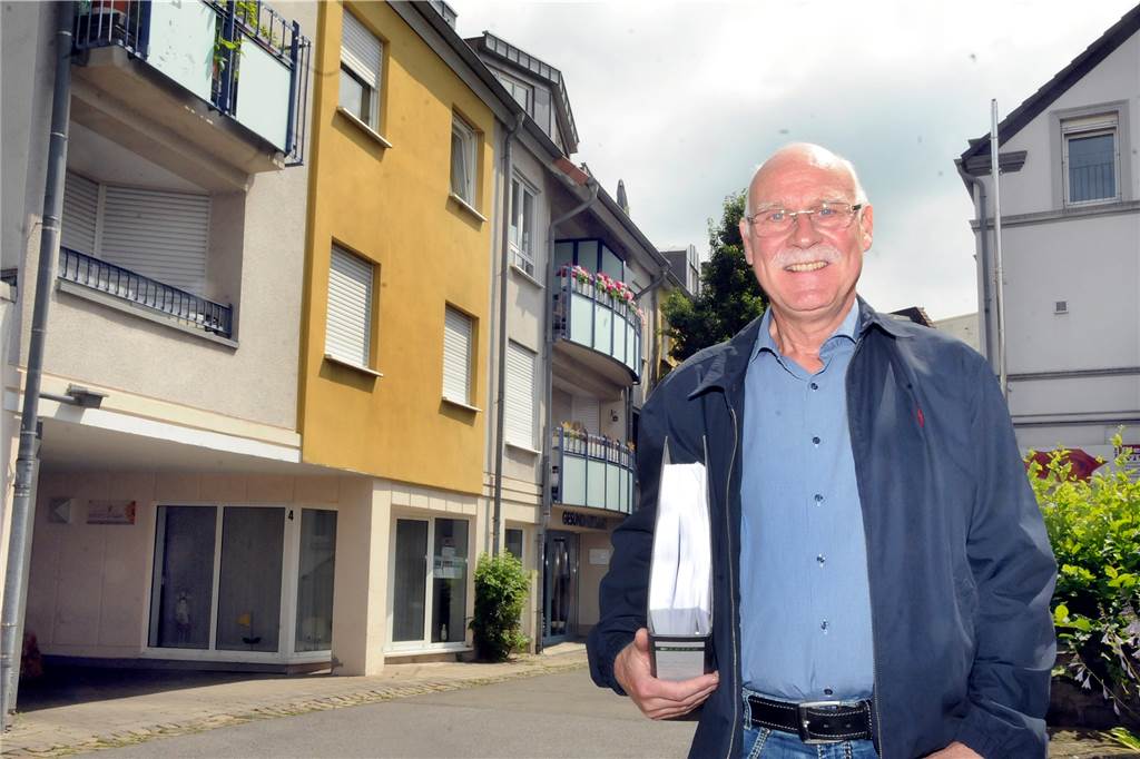 Stadt Schwerte verleiht Ehrenring an Jürgen Tekhaus Fünf Jahrzehnte der 125-jährigen Geschichte der GWG Schwerte hat Jürgen Tekhaus als Geschäftsführer mitgeprägt