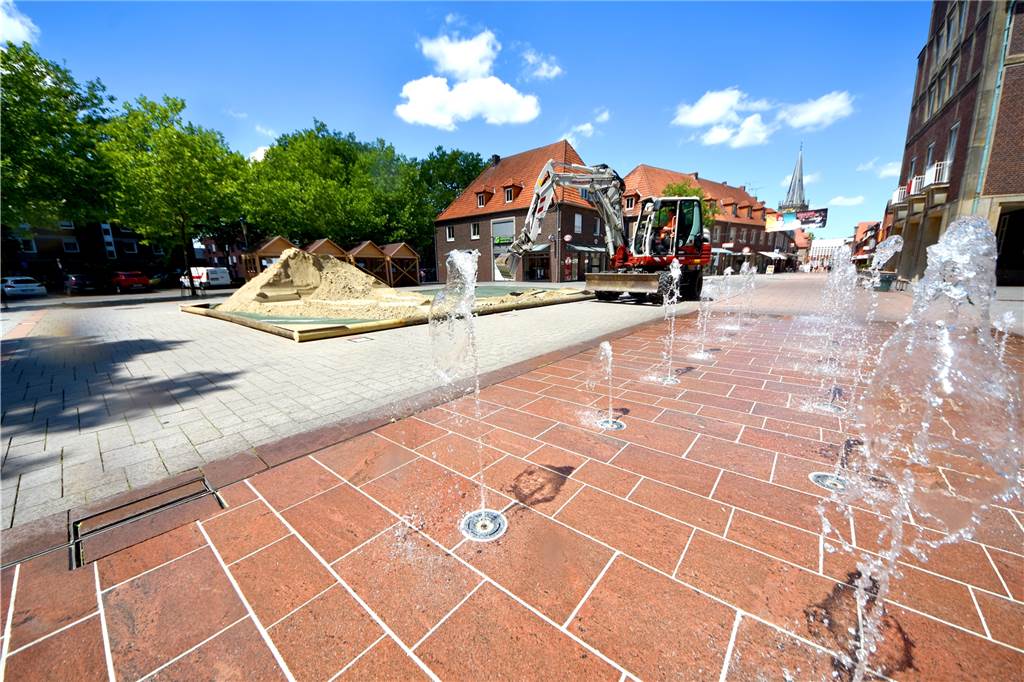 Ahaus hat jetzt einen eigenen Strand – für mindestens sechs Wochen Fünf LKW-Ladungen Sand wurden am Dienstag auf den Rathausplatz geliefert und vom Bauhof verteilt. Am Freitag wird der "Volksbank City-Beach" eröffnet. Mindestens sechs Wochen soll er geöffnet bleiben. Danach wird der Sand gereinigt und weiter verwendet.