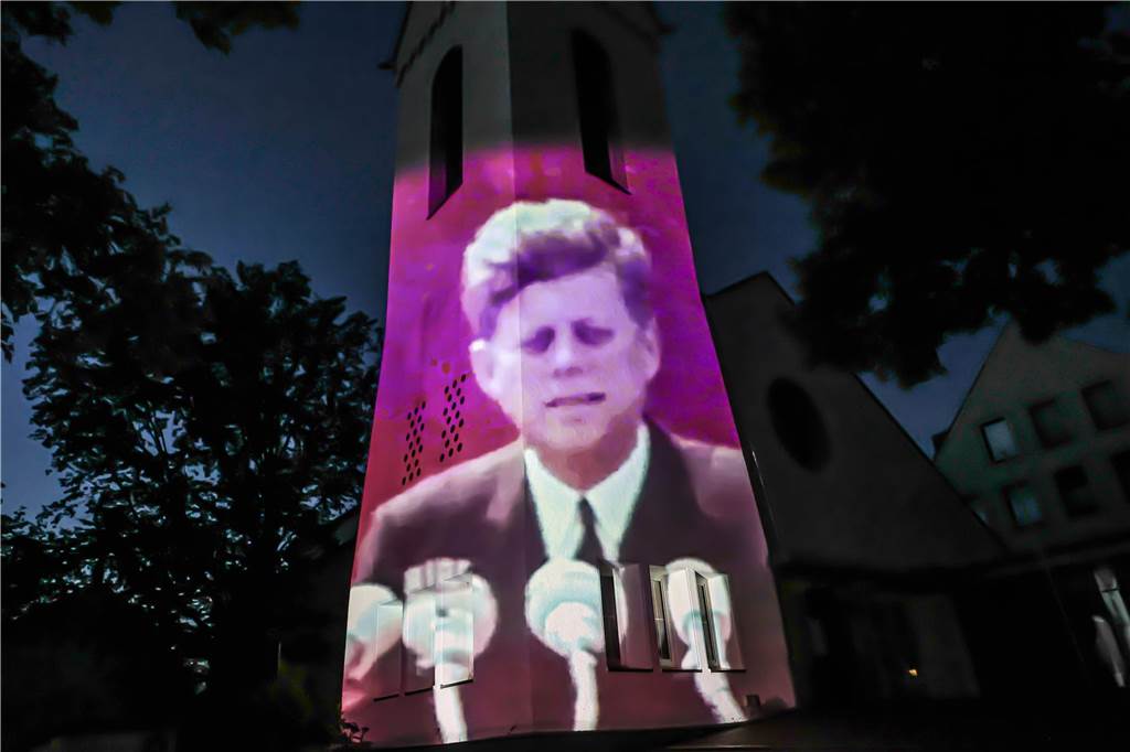 75 Jahre Grundgesetz: Projektion auf der Kirchenfassade in Hombruch machte Geschichte lebendig Fünf Minuten Geschichte im Schnelldurchlauf in beeindruckenden Bildern auf der Kirchenfassade der Evangelischen Kirche am Markt in Hombruch.