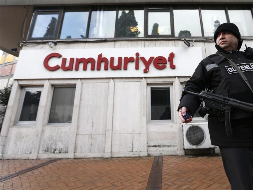 Merkel: Vorgehen gegen türkische Journalisten "alarmierend" Fünf Mitarbeiter der Zeitung Cumhuriyet sind im Laufe der Jahre ermordet, etliche vor Gericht gestellt worden. Foto: Sedat Suna/Archiv
