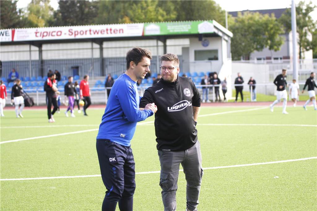 Der erste Absteiger der Kreisliga B3 steht fest: Teutonia SuS Waltrop meldet Reserve-Team ab Fünf Spiele lang stand Tim Koch (r.) als neuer Trainer von Teutonia SuS Waltrop II an der Seitenlinie. Hier klatscht er mit Dennis Korte, Trainer des VfB Waltrop II, ab.