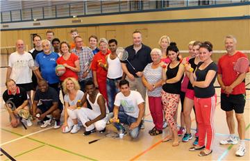 Fünf Vereine taten sich zusammen und organisierten unter Federführung des Stadtsportverbandes einen sportlichen Begegnungstag mit Flüchtlingen. Bürgermeister Bodo Klimpel hieß die Akteure in der Seestadthalle willkommen.
