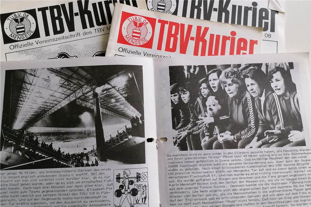 Eröffnung des Westfalenstadions: Mengederin schoss das erste Tor Eine aufgeschlagene Vereinszeitschrift des TBV MEngede und im Hintergrund mehrere Titelseiten.
