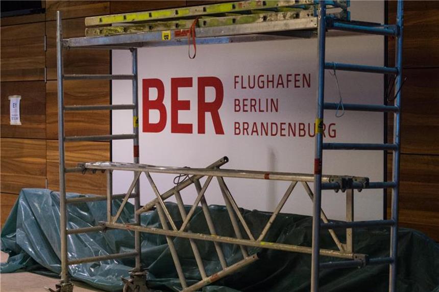 Regierungschefs beraten über BER-Eröffnung Fünfeinhalb Jahre, nachdem er eigentlich eröffnet sein sollte, wird am Hauptstadtflughafen immer noch gebaut und repariert. Foto: Patrick Pleul/Archiv