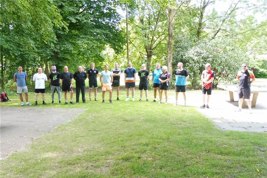 Sieg beim improvisierten Steinplatten-Cup geht zum TTV Preußen Lünen Fünfzehn Tischtenniscracks trafen sich zur zweiten Runde des Steinplatten-Cups im Volkspark Langendreer, darunter auch die Lüner Spieler Dominik Rautert, Max Schröter und Michael Ulbrich.