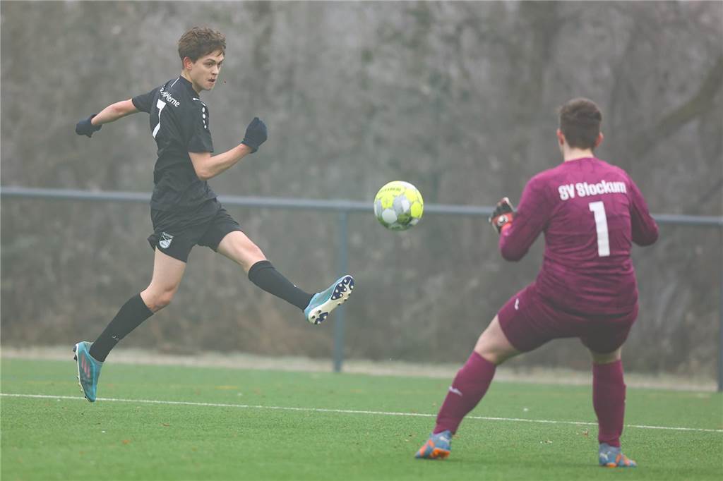 Fast 20 Tore bei U19-Spiel zwischen SV Stockum und Eintracht Werne Adam Palczewski aus der A-Jugend von Eintracht Werne schießt auf das Tor des SV Stockum in dem Sebastian Disselbrede steht.