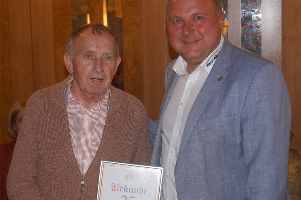 Grünes Licht für Werner Rosenmontagsumzug: IWK blickt zuversichtlich auf neue Session Für 25-jährige Mitgliedschaft in der IWK zeichnete der Präsident Michael Holtmann Hans-Otto Menken (75) aus und steckte ihm die Silberne Ehrennadel der IWK an.