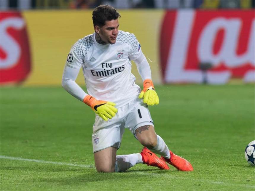 Torwart-Aufsteiger Ederson wechselt von Benfica zu Man City Für 40 Millionen Euro Ablöse kommt Torwart Ederson zu Man City. Foto: Guido Kirchner