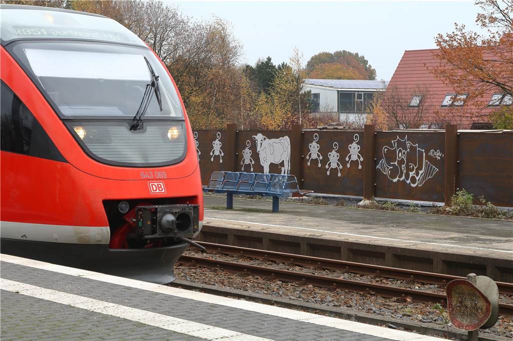 Kein Rabatt für Jugendliche: Rat stimmt gegen Zuschuss für Deutschlandticket Ein Zug wartet im Bahnhof Ahaus auf die Abfahrt