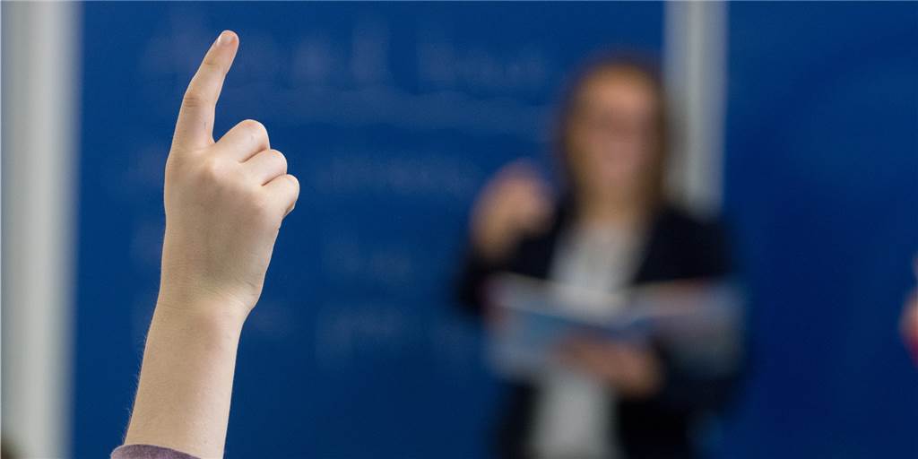 619 Dorstener Kinder verlassen im Sommer ihre Grundschulen Ein Kind zeigt im Unterricht auf.