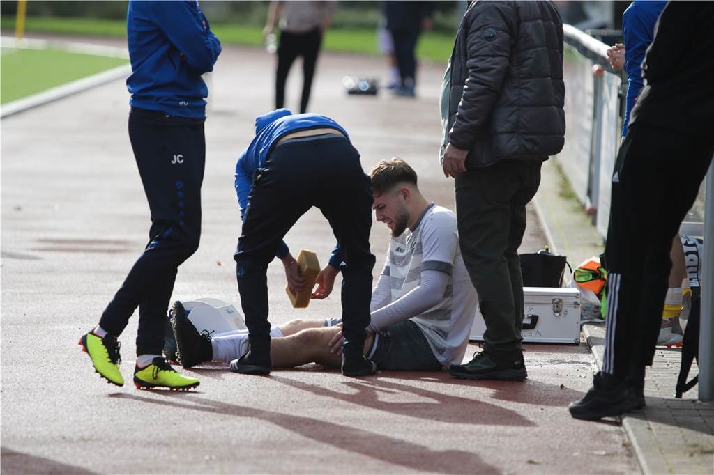 Primus VfB Waltrop liegt erst 0:3 gegen Hochlar zurück und verliert dann den Topspieler Für Alan Alic war in der 65. Minute Schluss. Er hatte sich am linken Knie verletzt.