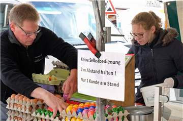 Für alle Marktbesucher gelten strenge Hygieneregeln. Plakate weisen an verschiedenen Ständen darauf hin.