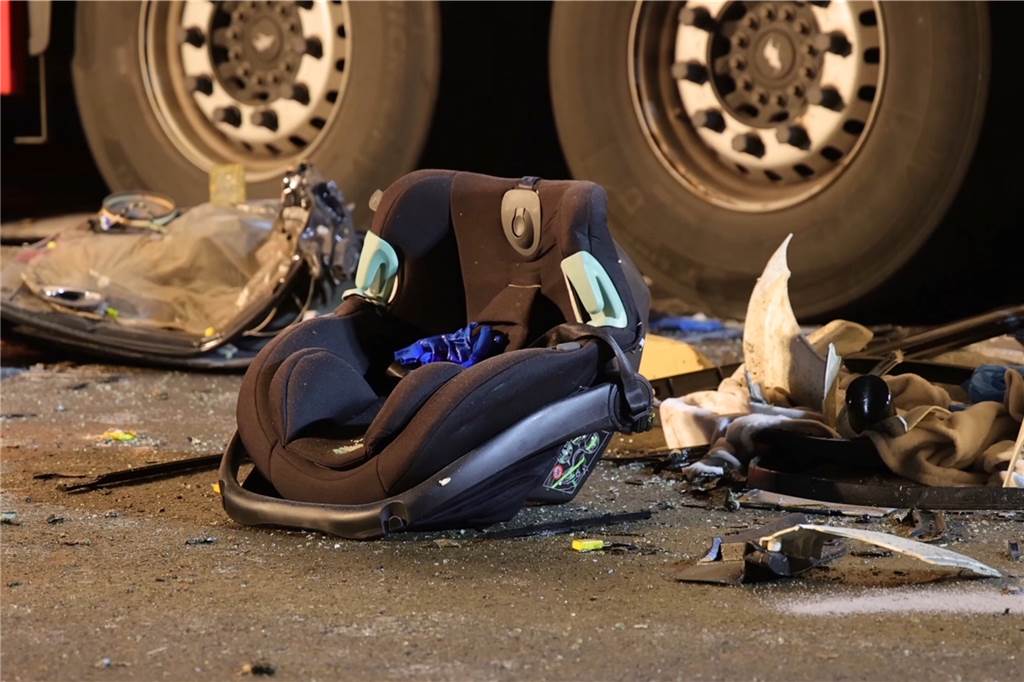 Schrecklicher Unfall bei Osnabrück: Familie aus NRW stirbt auf der Straße Ein Kindersitz liegt an der Unfallstelle auf der Bundesstraße 51 im Landkreis Osnabrück auf der Straße neben zwei LKW-Reifen.