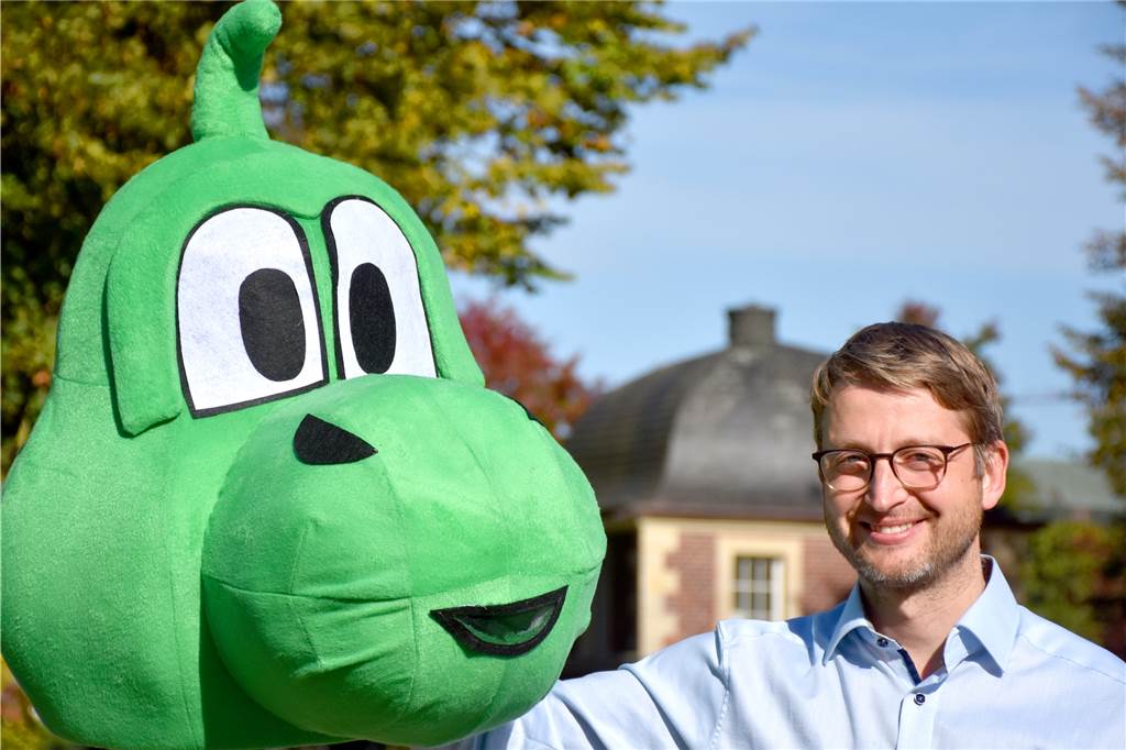Drache soll Ahauser Maskottchen werden – Erster Auftritt beim Erlebnistag Für AMT-Geschäftsführer Benedikt Homölle steckt hinter der Drachenfigur eine ganz einfache Rechnung: Sie kostet nur einen Bruchteil der Kosten eines regulären "Walking Acts", den das AMT bisher gebucht hat – und soll sich zukünftig in die Ahauser Geschichte einbauen lassen.