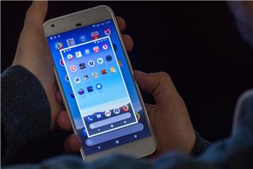 Für Android-Nutzer gibt es nun die achte Version des Betriebssystems mit dem Namen „Oreo“. Foto: Franziska Gabbert