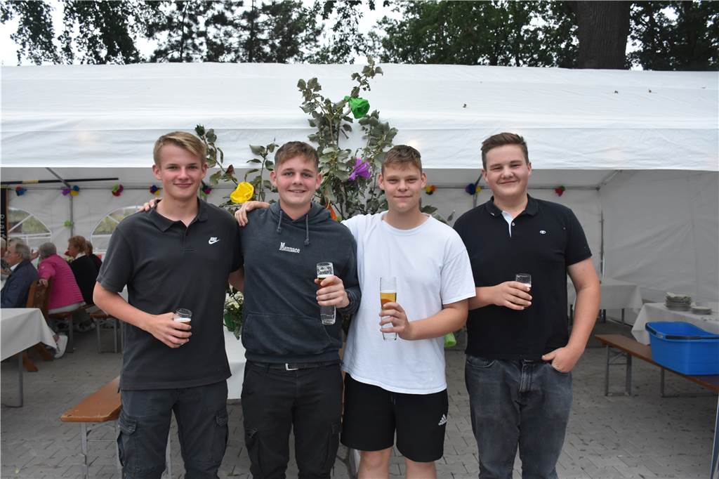 Video und viele Fotos: Herbert Nathues ist Kaiser beim Runkelclub Wenningfeld Für Anton Hundewick(15), Chris Mensing(16), Jan Vornholt(16) und Bent Stenert(16) ist das Schützenfest jedes Mal ein besonderes Erlebnis.