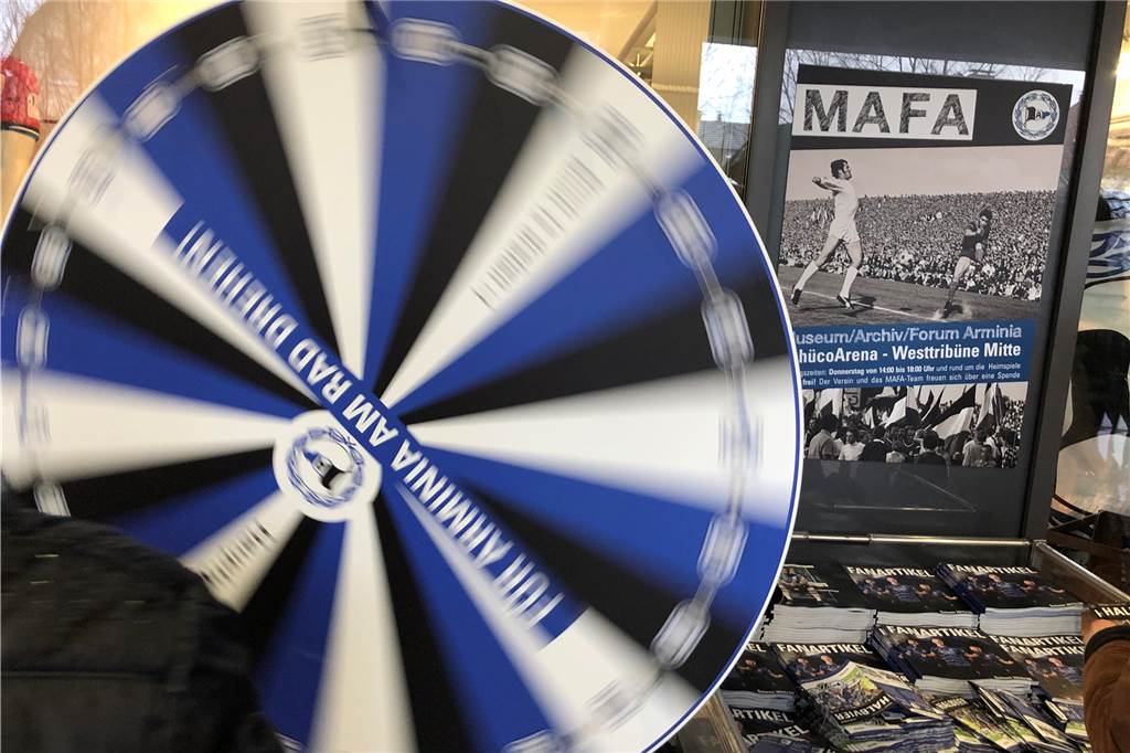 Mythos Arminia Bielefeld - und Amos Pieper mittendrin „Für Arminia am Rad drehen“ - in Bielefeld gibt es noch Glücksrad-Aktionen.