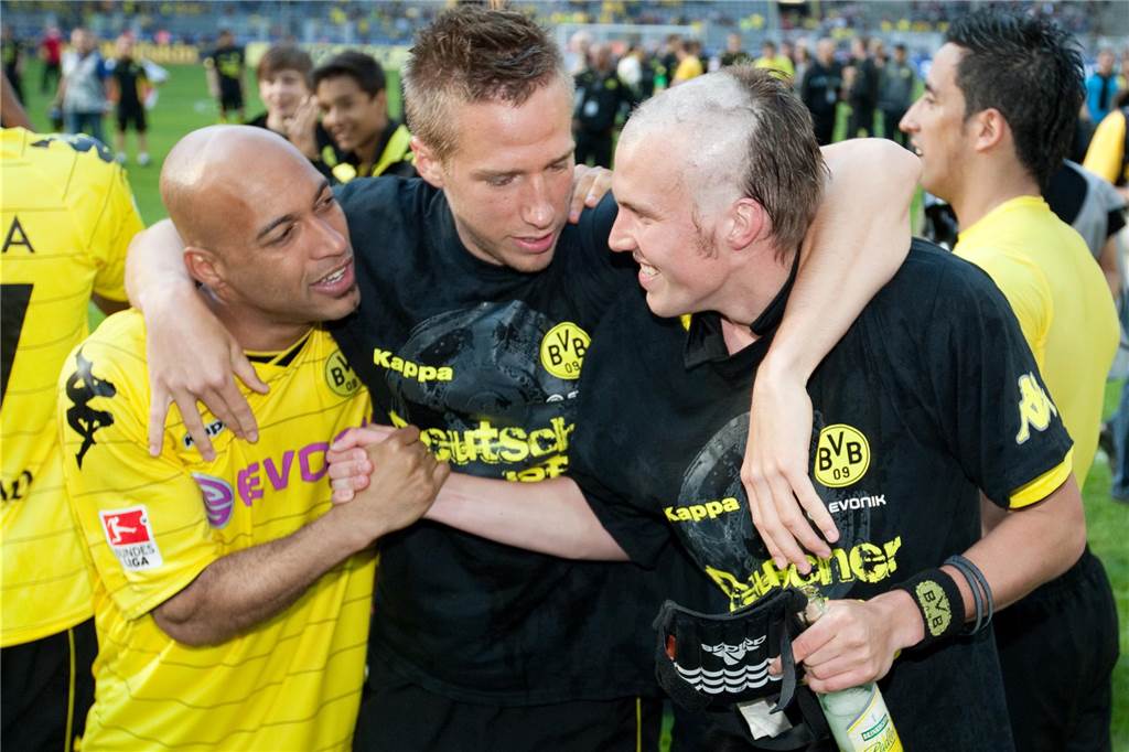 Für Aufsehen sorgte Großkreutz bei den Meisterfeierlichkeiten 2011 - hier mit BVB-Legende Dede (l.) und dem baldigen Coach des ASC 09 Dortmund, Marco Stiepermann -, als er sich noch im Stadion die Haare rasieren ließ.