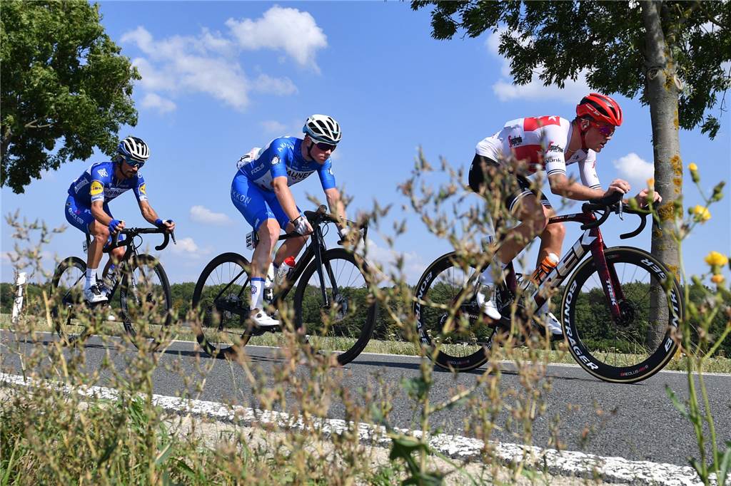 Für Aufsehen sorgte Miká Heming (M.) im August 2019, als er - noch für das Team Dauner-Akkon - auf einer Etappe der Deutschland Tour gemeinsam mit dem späteren Weltmeister Mads Pedersen (r.) aus Dänemark und dem Weltklassefahrer und Tour-Etappensieger Julian Alaphilippe aus Frankreich lange eine Spitzengruppe bildete.