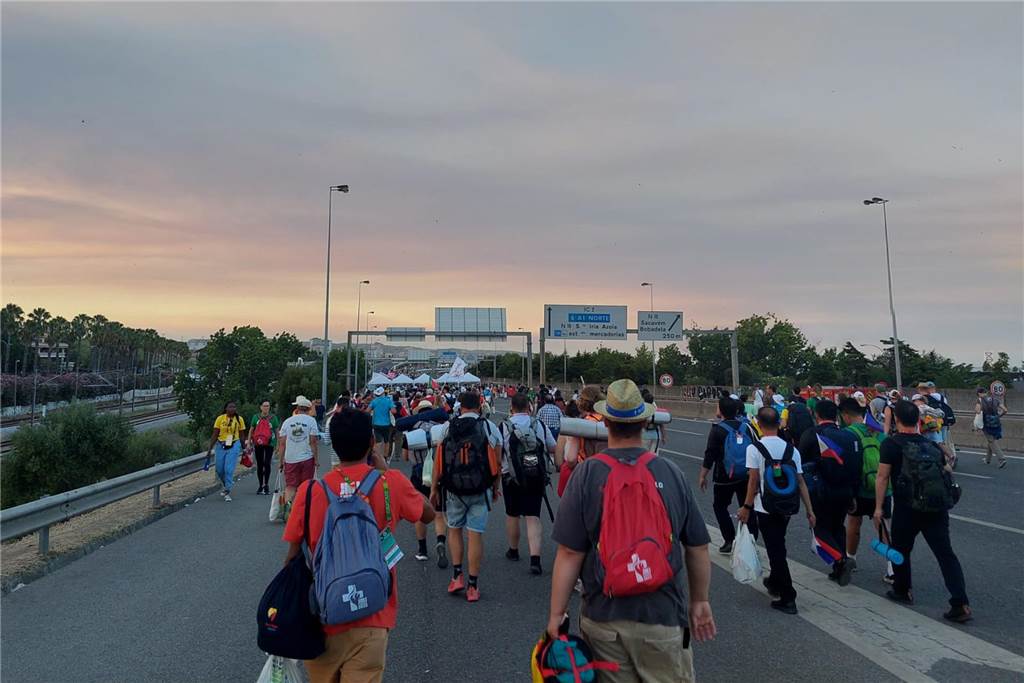 Für Autos gab es während der Weltjugendtage in Lissabon kein Durchkommen. Hier pilgern sie über eine Autobahnbrücke. 