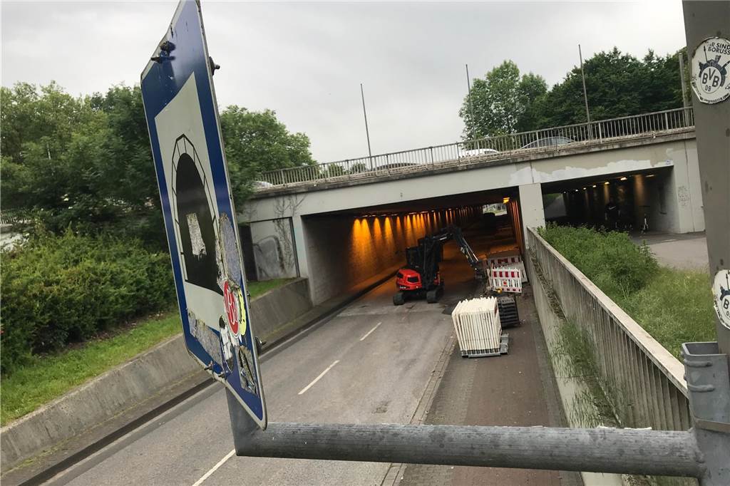 Vor dem BVB-Spiel gegen Werder: Polizei warnt Fans vor Verkehrschaos Für Bauarbeiten ist eine Röhre des B1-Tunnels an der Ardeystraße in Dortmund für mehrere Monate gesperrt.