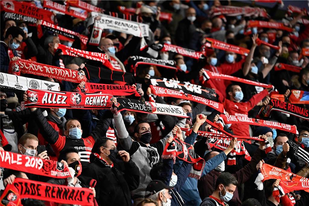 Coronavirus: Saison im Amateurfußball wackelt - was machen andere europäische Länder? Für befremdliche Bilder zu Corona-Zeiten sorgten am Dienstagabend die Anhänger von Stade Rennes.