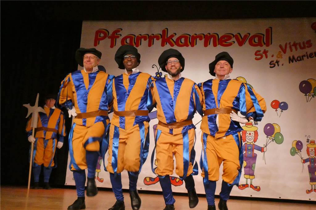 Viele Bilder: Prall gefülltes Programm beim Pfarrkarneval in Olfen: Im voll besetzten eventwerk Für Begeisterungsstürme sorgte der Gardetanz der Schweizer Garde: Pastor Franke, Pater Rajakumar, Pastoralreferent Martin Reuter und Organist Thomas Hessel.