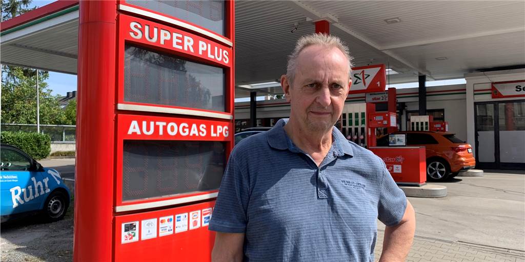 Im Video: Was erwarten die Castrop-Rauxeler nach dem Ende des Tankrabatts? Pensionär Bernd Sorge steht vor einer Tankstelle in Castrop-Rauxel.