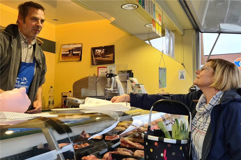 Wochenmarkt im Wandel: Beschicker kommen und gehen – doch warum? Für Biobauer Johannes Hillmann aus Schöppingen hat sich das Geschäft in Heek am Ende einfach nicht mehr gerechnet.