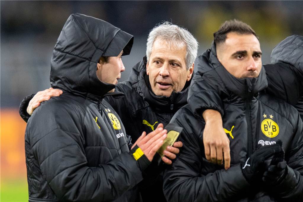 Noch keine Entscheidung gefallen - aber bei Mario Götze deutet alles auf einen BVB-Abschied hin Für BVB-Trainer Lucien Favre (M.) ist Mario Götze schön längere Zeit nicht mehr erste Wahl.