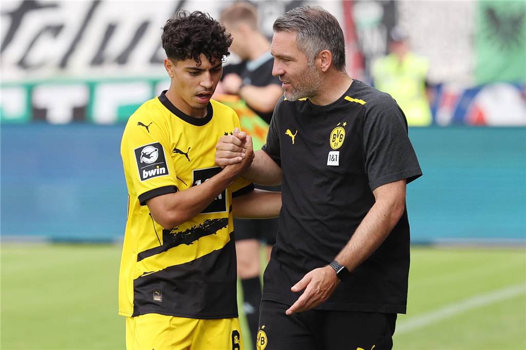 Ayman Azhil im BVB-Kader für Königsklasse: Wie er die Bosse einst als Kroos-Double überzeugt hat Ayman Azhil klatscht mit Jan Zimmermann ab.