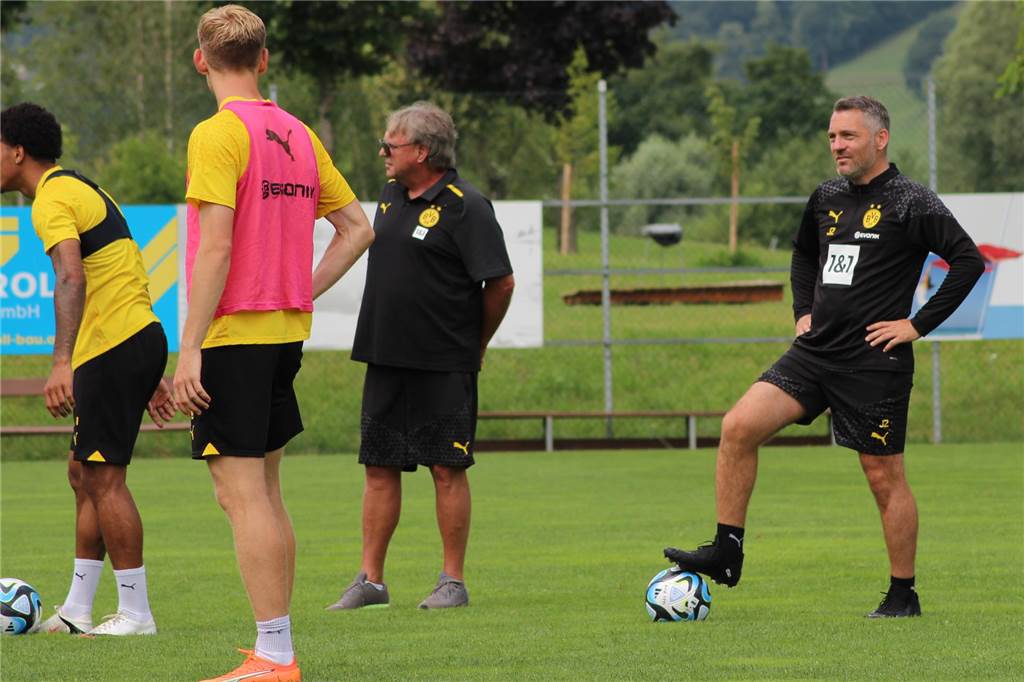Jan Zimmermann steht mit dem rechten Fuß auf einem Ball.