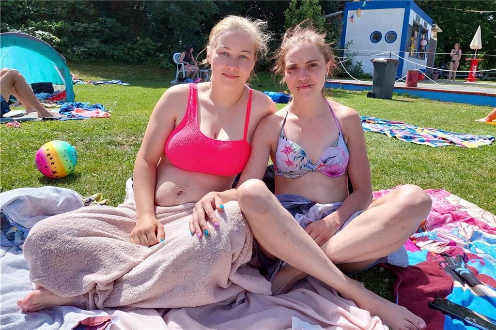 Hitze am Wochenende: Castrop-Rauxeler Freibad erwartet Saisonrekord Für Chantal Heitmann (links) gehört ein Besuch im Freibad bei schönem Wetter dazu.