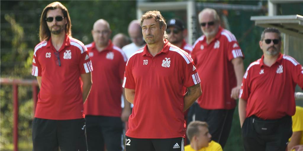Bezirksliga 10: Gegner von Mengede 08/20 trat zuletzt nicht an - Krise gemeistert? Für Coach Thomas Gerner (M) und sein Team von Mengede 08/20 steht am vierten Spieltag das Duell beim VfB Annen im Kalender. Die Wittener traten am vergangenen Spieltag nicht an.