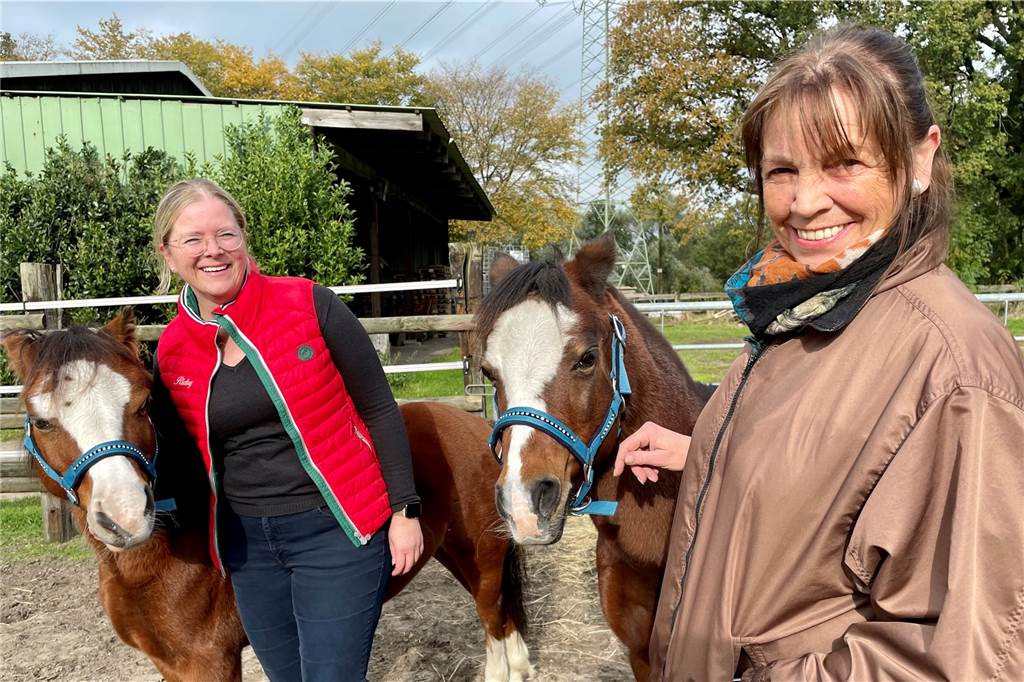 Pony-Besitzer in Angst: „Wann taucht das Wolfsrudel hier auf?“ Für Cornelia Schwankl (r.) und ihre Tochter Melanie Wolf sind Spirella und Kalista fast wie Familienmitglieder.