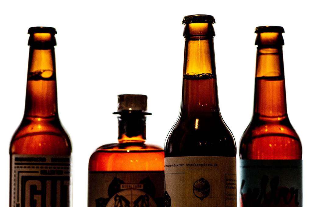 Bier wird teurer: „Das ist es den Leuten wert“ Vier Flaschen Bier in einer Reihe.