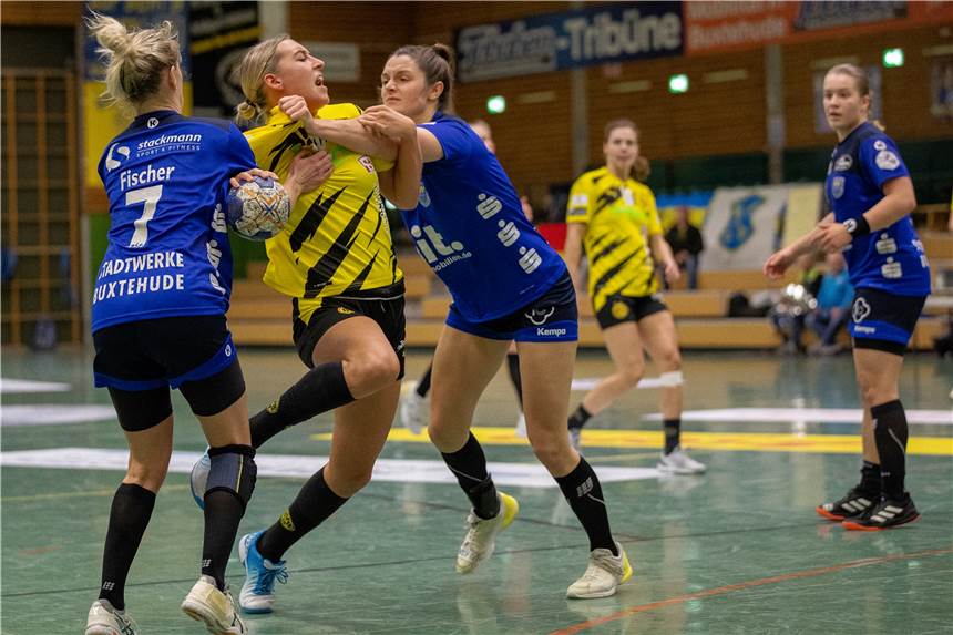 Niederlage in Buxtehude: Ein Titel hat sich für die BVB-Frauen schon erledigt Für Dana Bleckmann und die BVB-Frauen gab es gegen die aggressive Abwehr von Buxtehude kaum ein Durchkommen.