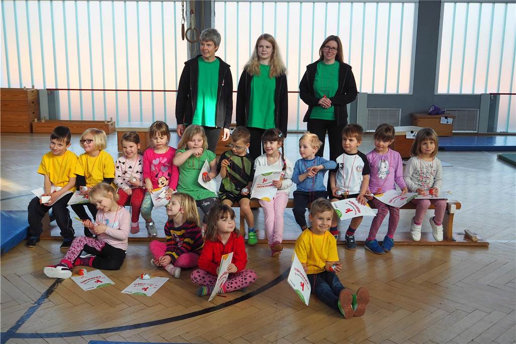 Beim Kinderturnabzeichen in Bork zeigt jeder, was er kann Für das bestandene Kinderturnabzeichen bekommen alle Kinder eine Urkunde, ein Überraschungsei und eine Gummibärchen-Kette.