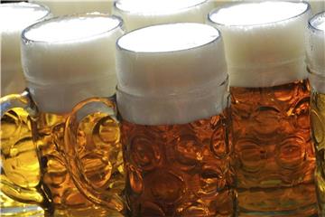 Für das Bier muss man auf dem Oktoberfest tiefer in die Tasche greifen. Foto: Frank Leonhardt