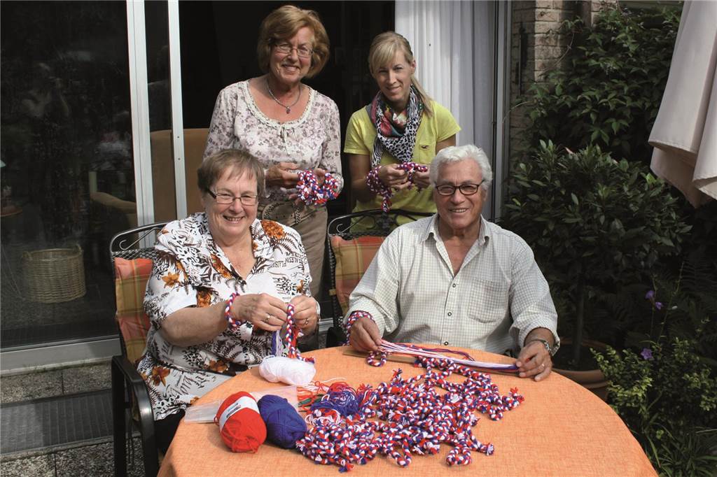 Menschen für Menschen: Arbeitskreis seit 20 Jahren aktiv Für das Brezelfest 2011 hat der Arbeitskreis hunderte Armbänder geknüpft, die für den guten Zweck verkauft wurden.