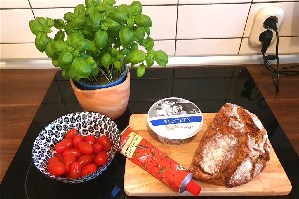 Küchen-Test statt Restaurant-Check: Gegessen wird zu Hause... Für das Bruschetta mit Ricotta und Kirschtomaten braucht es gar nicht viel.