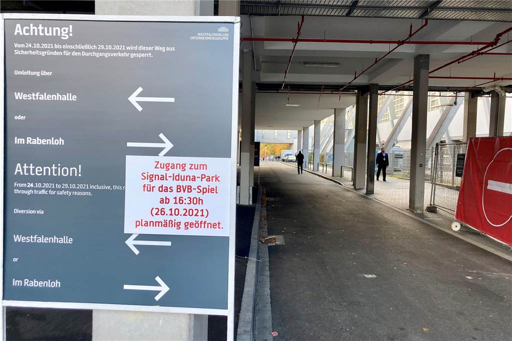 Stadt unterstützt Weg-Sperrung an Westfalenhallen - Bürger protestieren Für das BVB-Pokalspiel war der Weg zwischen den Messehallen am Dienstagnachmittag wieder geöffnet worden.