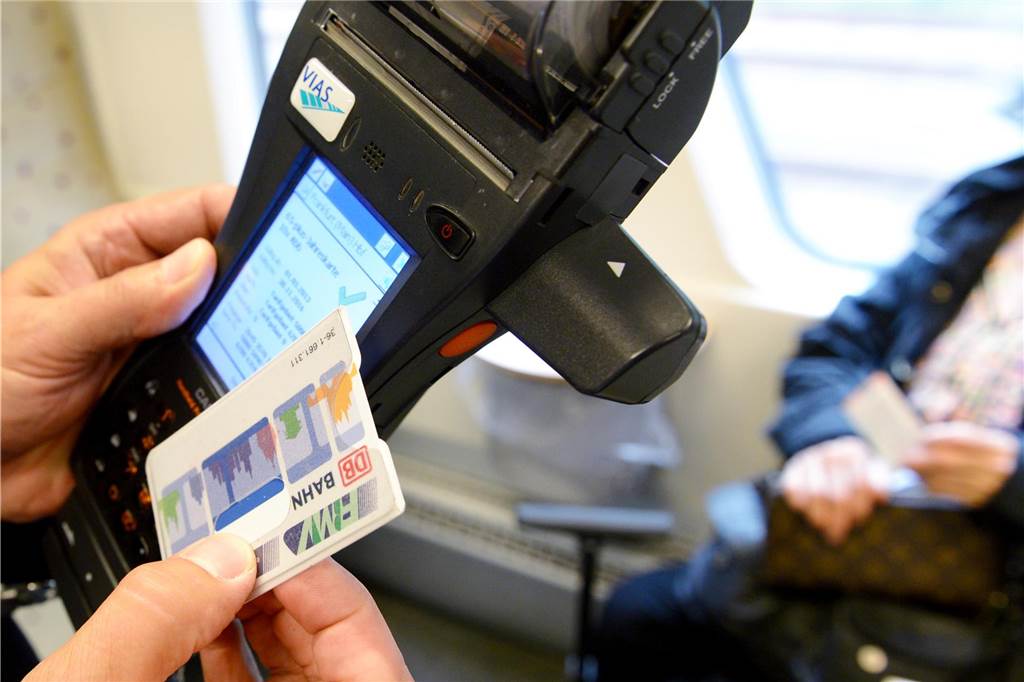 Mehrheit findet: Schwarzfahren sollte keine Straftat mehr sein Mit einem mobilen Terminal überprüft ein Fahrkarten-Kontrolleur die Bahnkarte eines Fahrgastes.