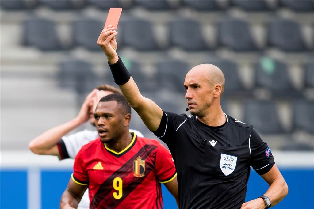 Amos Pieper fliegt in der U21-Nationalmannschaft nach Notbremse vom Platz Für das Foul sah Amos Pieper die Rote Karte.