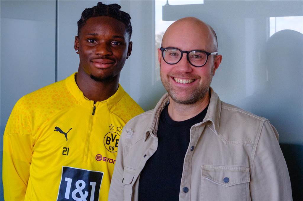 BVB-Youngster Hendry Blank über seinen Aufstieg: „Sehe keinen Grund, die große Show zu machen“ Hendry Blank und Cedric Gebhardt posieren für ein Foto.